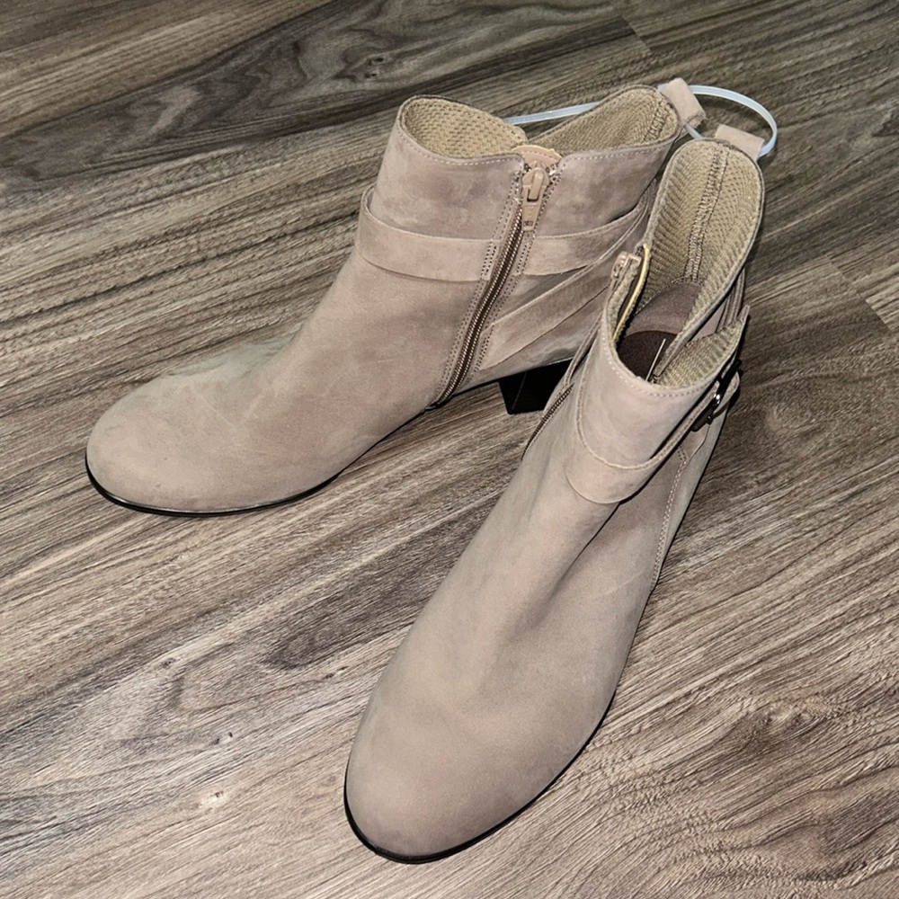 New ECCO Women's Dress Classic Buckle Ankle Boot new without the tag